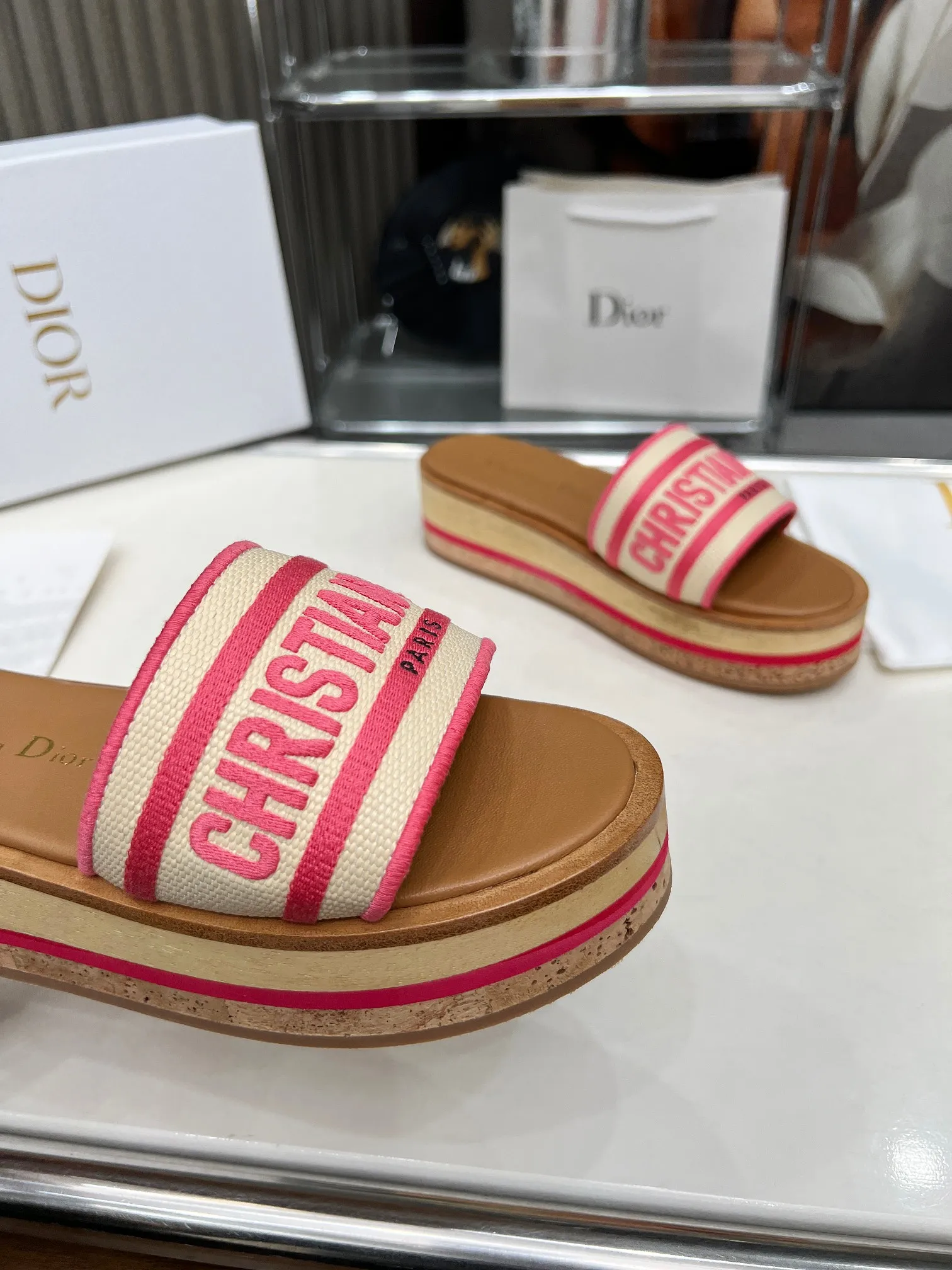 👟👟Ex-factory price 420👟👟 Dior's new spring and summer IVIETA DWAY jelly-colored flat-soled one-slip women's shoes with CD letter logo three-dimensional embroidery thick-soled round-toe open-toe slippers. The original version is developed to be the top version on the market. It feels soft and delicate on the feet and is extremely comfortable. Material: Upper imported raffia electric embroidery high-temperature water-soluble cotton technical fabric + water-dyed cowhide foot pad lining + original consistent combination outsole Outsole: original outsole Size: 35-42 (40.41.42 custom-made, non-refundable and non-exchangeable)